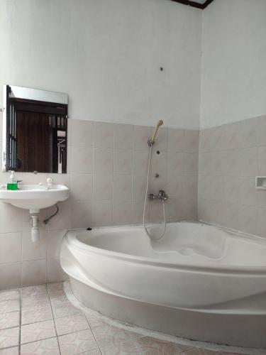 Phòng tắm tại Fortuna Jogja Guest House & Rental