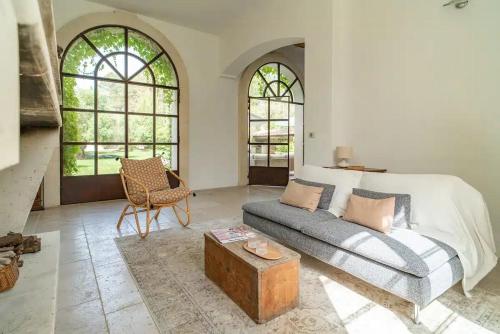 ein Wohnzimmer mit Sofa und Tisch in der Unterkunft Provencal Villa With Pool In Montferrier-Sur-Lez in Montferrier-sur-Lez