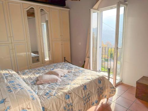 una camera da letto con un letto e una grande finestra di Alma Montis - Frabosa Sottana a Villanova Mondovì
