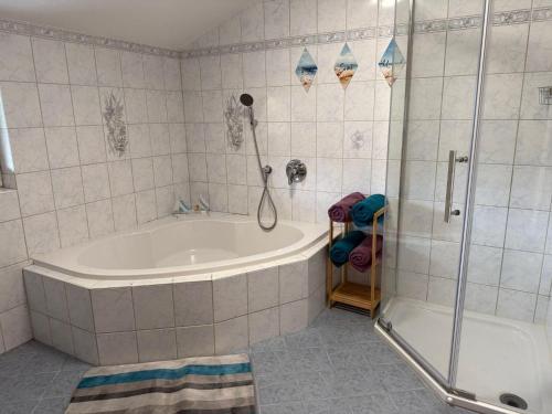 PenningApartment Auszeit bei Christl的一间带大浴缸和淋浴的浴室
