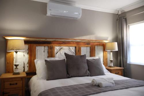 Ένα ή περισσότερα κρεβάτια σε δωμάτιο στο Louvre Guesthouse