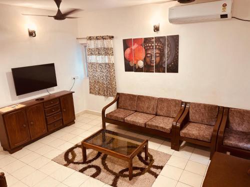 Una televisión o centro de entretenimiento en The golden villa