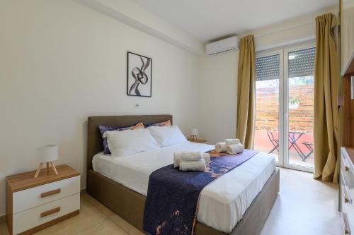 een slaapkamer met een bed met twee handdoeken erop bij Villa Giavitto in Fiumicino