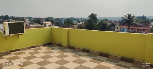 eine grüne Wand mit Stadtblick in der Unterkunft HOTEL RS Palace in Ghātsīla