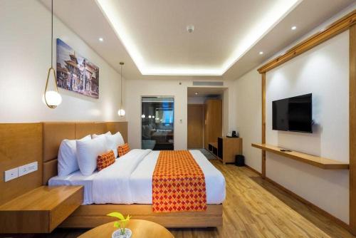 TV a/nebo společenská místnost v ubytování Hotel The Canvas International Near Delhi Airport