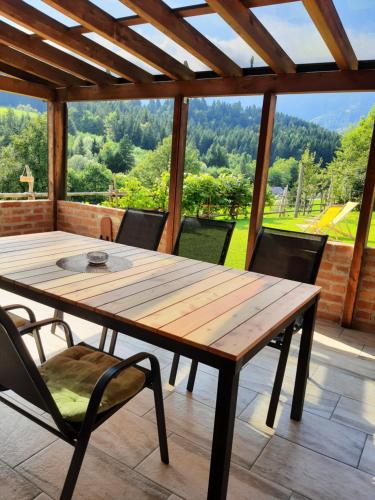 Cảnh núi rừng hoặc tầm nhìn ra núi từ nhà nghỉ dưỡng