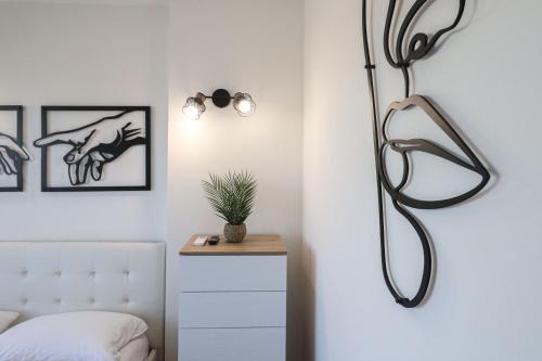 una camera con letto bianco e lampada di Masi House a La Massimina-Casal Lumbroso