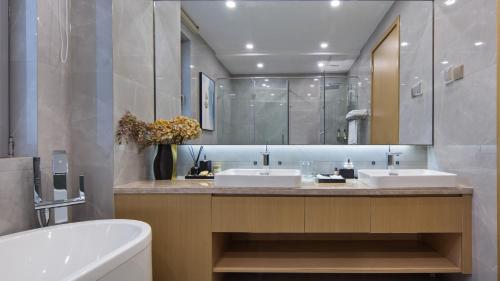 Ένα μπάνιο στο Huazhu Luxury Seaview Villas in Qingdao Longwan