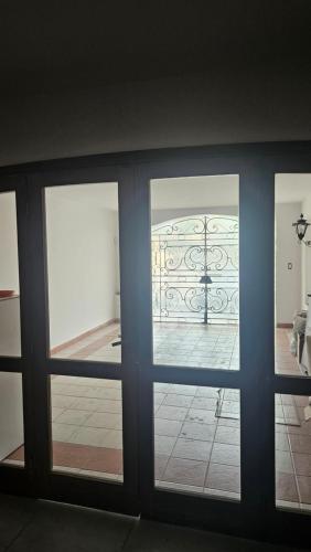 vue d'une pièce avec trois portes vitrées dans l'établissement Pausa mendocina centro, à San Rafael