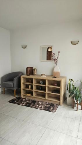 - un salon avec une table et un miroir dans l'établissement Pausa mendocina centro, à San Rafael