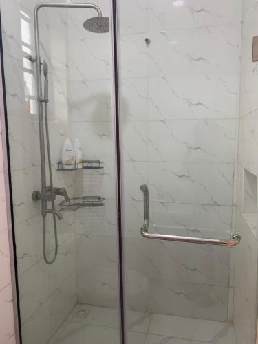 レッキにあるThe Homely Retreatのシャワーブース(ガラスドア付)