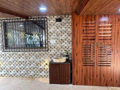 Cette chambre dispose d'une porte en bois et d'une fenêtre. dans l'établissement PARI villa, à Lonavala