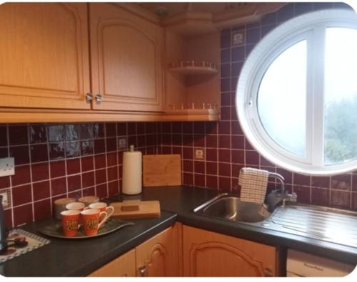 Kuchyň nebo kuchyňský kout v ubytování Kathleen's Apartment includes Car Parking