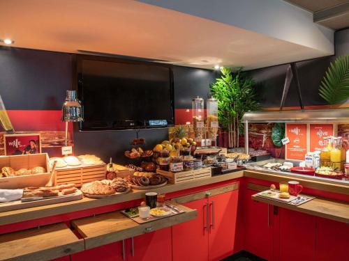 ein Buffet mit vielen verschiedenen Arten von Speisen in der Unterkunft ibis Cannes Centre in Cannes