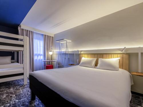 Ένα ή περισσότερα κρεβάτια σε δωμάτιο στο ibis La Rochelle Centre Historique