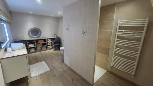 eine Küche mit einem Waschbecken und einer Tür in einem Zimmer in der Unterkunft Villa pour 24h auto le mans in Teloché