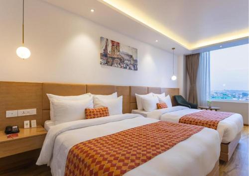 Postel nebo postele na pokoji v ubytování Hotel The Canvas International Near Delhi Airport