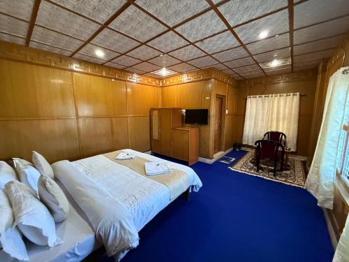 TV a/nebo společenská místnost v ubytování Hotel Tawang Holiday