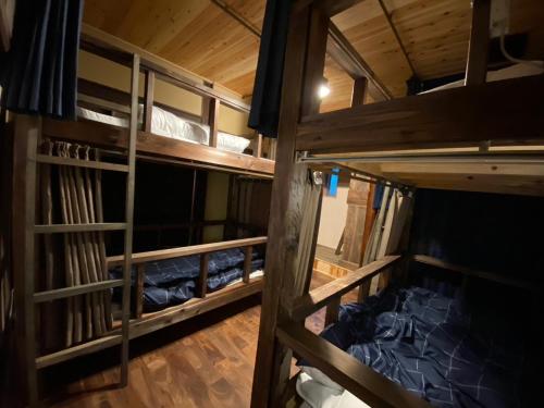 une chambre avec deux lits superposés dans une cabine dans l'établissement 築150年の古民家ゲストハウスひとたび, à Iwaki
