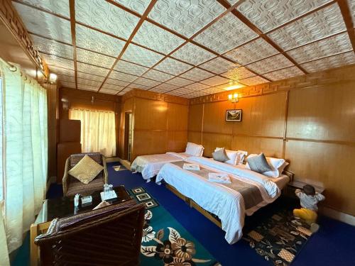 Postel nebo postele na pokoji v ubytování Hotel Tawang Holiday