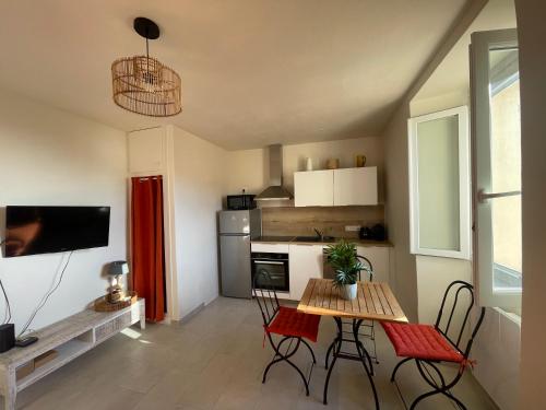 Η κουζίνα ή μικρή κουζίνα στο 55m2 de charme - Vue exceptionnelle églises & mer