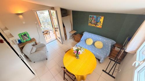 TaulignanProvençal Getaway Pool Studio Hiking的客厅里有一张桌子和一张沙发