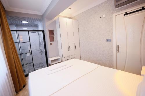 ein Schlafzimmer mit einem weißen Bett und einem Fenster in der Unterkunft Casa Florya Suites in Istanbul