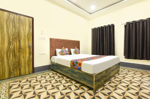 Ένα ή περισσότερα κρεβάτια σε δωμάτιο στο Hotel Rocking Yash Stays