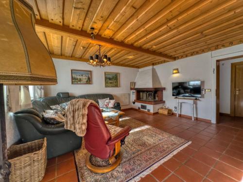 un salon avec un canapé et une cheminée dans l'établissement Lilly Chalet- Apartments with private sauna, close to ski lifts, à Bad Kleinkirchheim