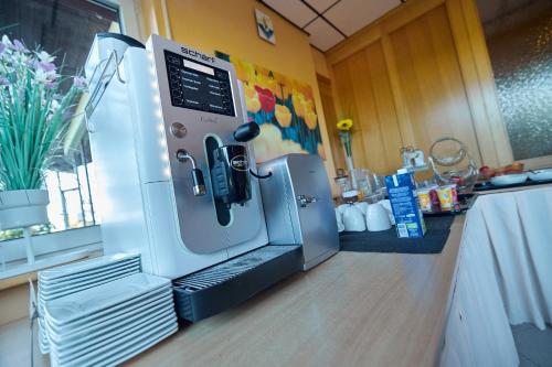 un forno a microonde seduto sopra un bancone della cucina di Tennis- und Freizeitzentrum Neudörfl a Neudörfl