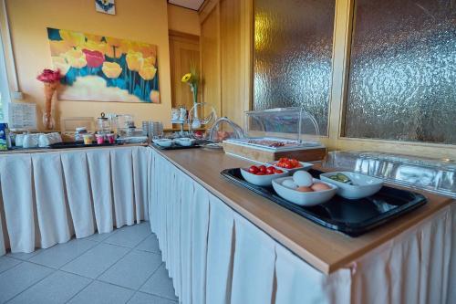 un bancone della cucina con ciotole di cibo su un vassoio di Tennis- und Freizeitzentrum Neudörfl a Neudörfl