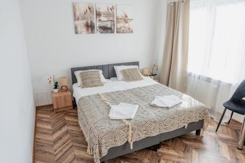 a bedroom with a large bed with two towels on it at Ośrodek Wypoczynkowy Leśne Ustronie in Witnica