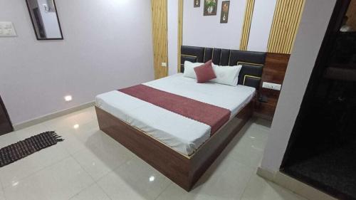 Ένα ή περισσότερα κρεβάτια σε δωμάτιο στο Collection O Lokmanya Nagar Metro Station Formerly Hotel Siddhivinayak