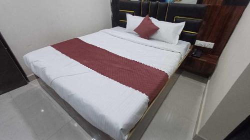 Ένα ή περισσότερα κρεβάτια σε δωμάτιο στο Collection O Lokmanya Nagar Metro Station Formerly Hotel Siddhivinayak