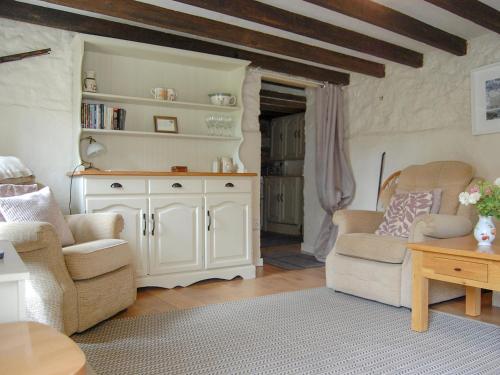 a living room with two chairs and a table at Nightingale Cottage - Ukc1570 in Crich