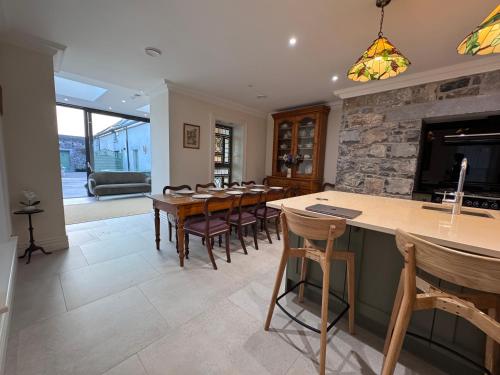 a kitchen and dining room with a table and chairs at Cashel Regency Townhouse in Cashel