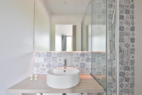 ein Badezimmer mit einem weißen Waschbecken und einer Dusche in der Unterkunft Louis Vicat 4 - CI - Apartment for 2 Parc Expo Porte de Versailles in Paris