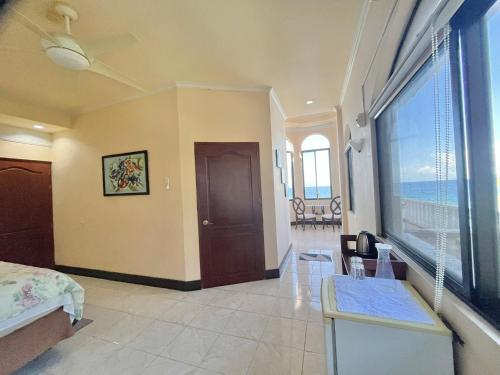 TV a/nebo společenská místnost v ubytování Casaroyal Beachfront Siquijor