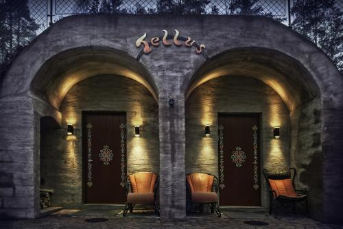 un groupe de chaises assises devant un bâtiment dans l'établissement Juhlamenot Oy, à Söderkulla