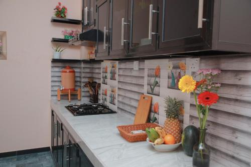un bancone della cucina con un cesto di frutta sopra di Moon&Back Homestay a Galle