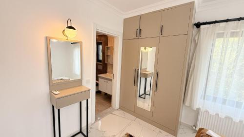 ein Badezimmer mit Waschbecken und Spiegel in der Unterkunft Family- Pool- Bbq- Sleeps 8- Parking- w Air Con in Dalyan