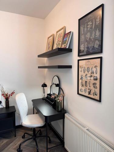 a office with a desk and a white chair at Bylinkový Apartmán in Banská Bystrica