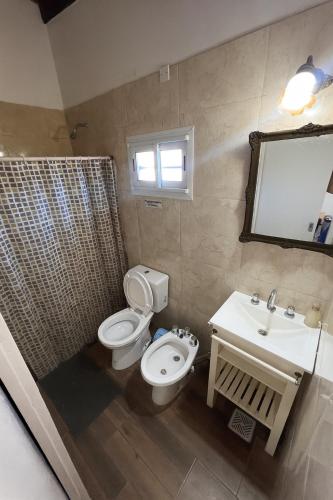 a bathroom with a toilet and a sink at Hospedaje a 2 cuadras de la playa Mar de Cobo in Mar de Cobo