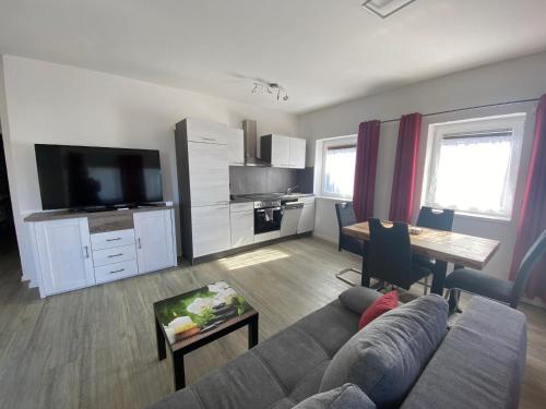 un salon avec un canapé et une table dans l'établissement Race & Rest Apartments, à Baar