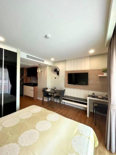 Μια τηλεόραση ή/και κέντρο ψυχαγωγίας στο Centrally located cozy Studio