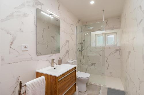 a bathroom with a sink and a shower and a toilet at Auténtica casona cántabra Naturaleza y playas in Beranga