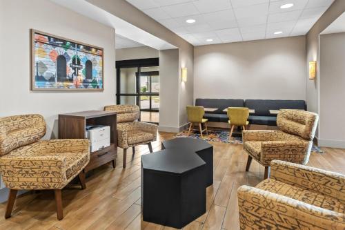 een wachtkamer met stoelen en een bank bij Hampton Inn Texarkana in Texarkana