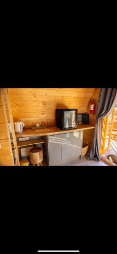 Η κουζίνα ή μικρή κουζίνα στο woodland lakes Riv pod