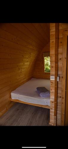 Ένα ή περισσότερα κρεβάτια σε δωμάτιο στο woodland lakes Riv pod