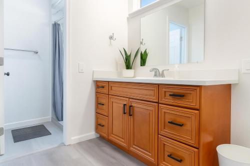 ein Badezimmer mit einem Holzwaschtisch und einem Waschbecken in der Unterkunft @ Marbella Lane - 4BR Alluring Home in Union City